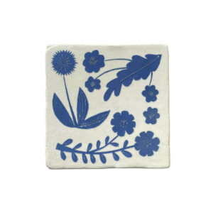 Mattonella in ceramica "Fiori blu" dipinta a mano